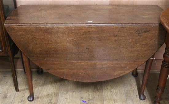 A mid 18th century oak drop leaf gateleg table W.120cm